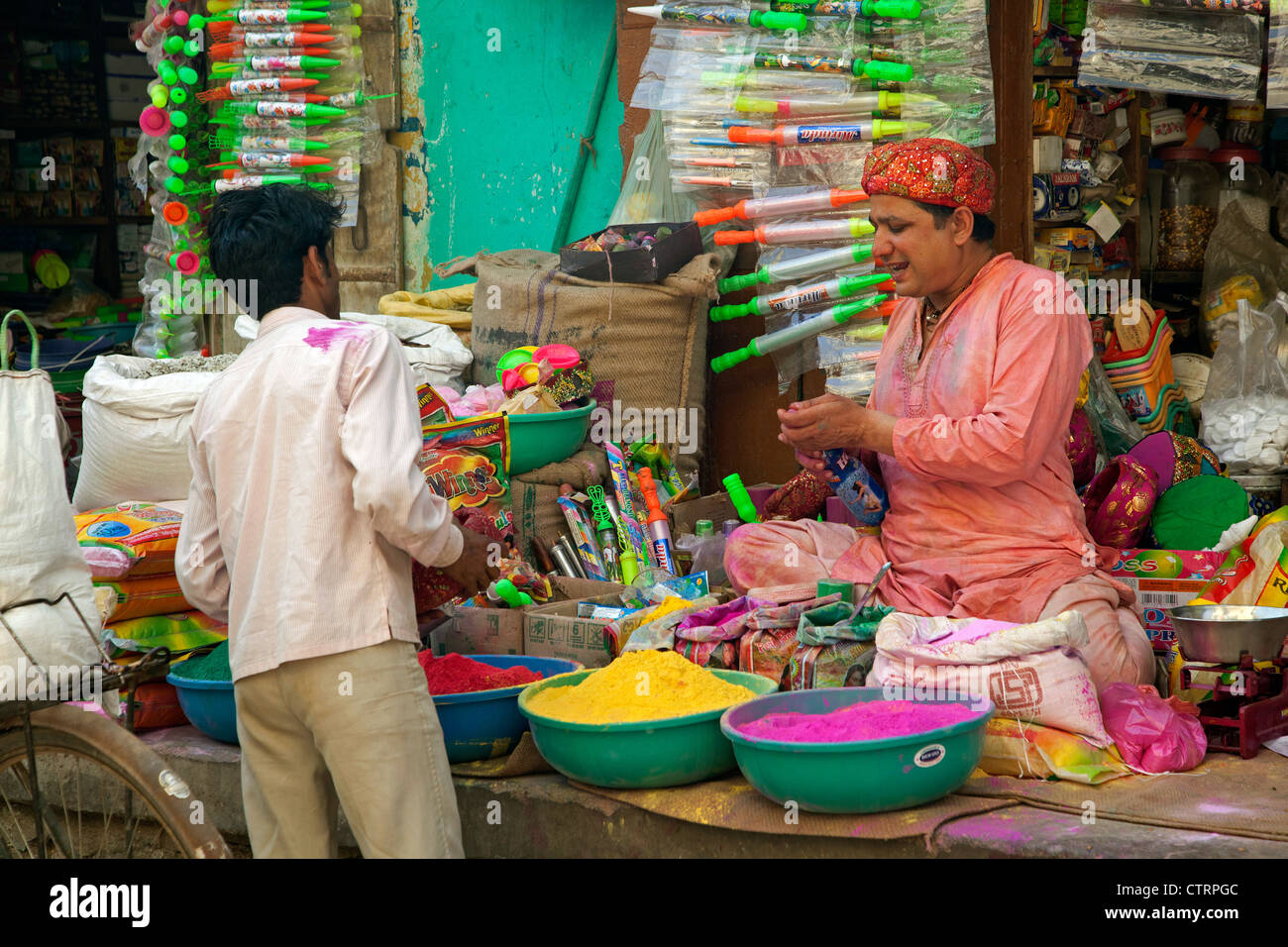Anbieter verkaufen bunte Pulver als Farbstoff für das Holi-Festival / Festival der Farben in Barsana / Varsana, Uttar Pradesh, Indien Stockfoto