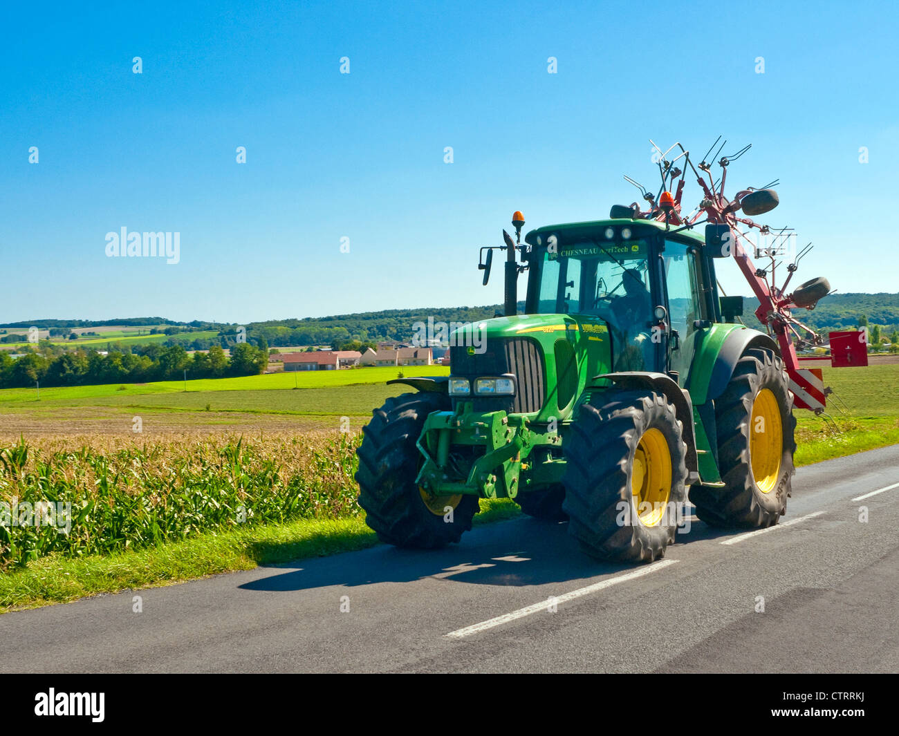 John Deere 6920 Traktor auf Feldweg - Frankreich. Stockfoto