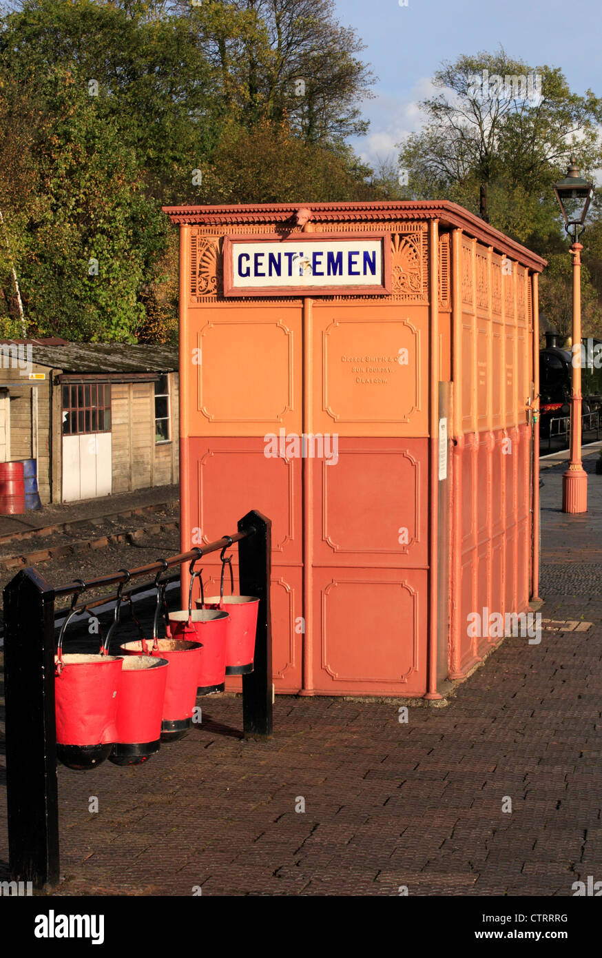 Bewahrt die Herrentoilette auf Bewdleys Severn Valley Railway Station, Worcestershire, England, Europa Stockfoto