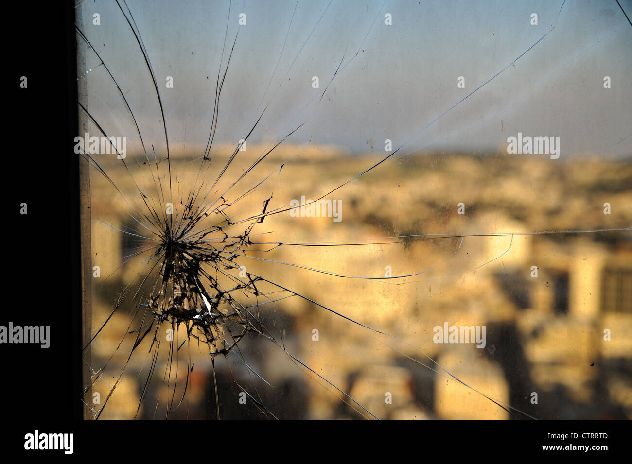 Zerbrochene Fenster, gebrochene Glas auf urbanistische Hintergrund Stockfoto