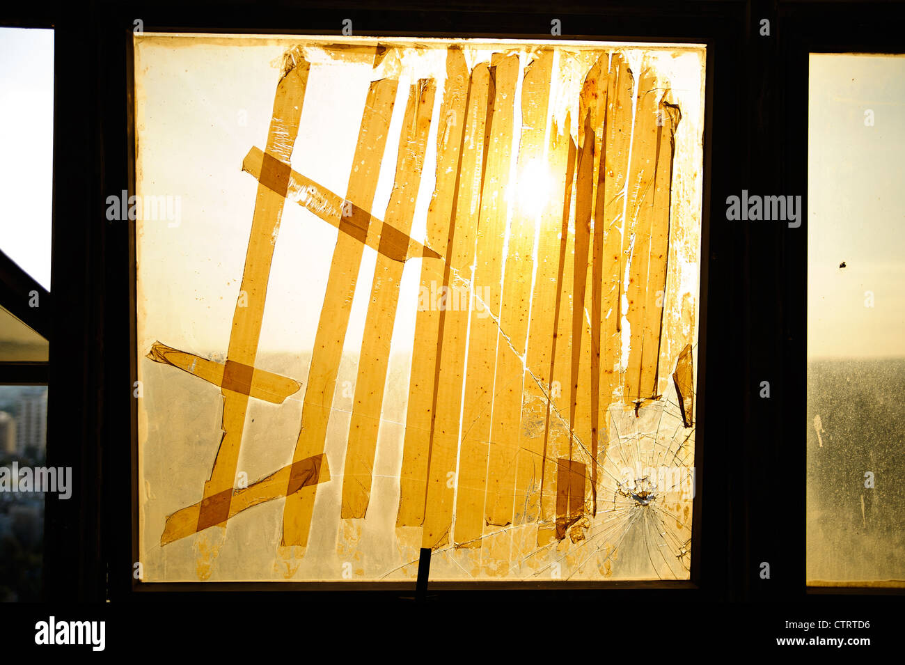 Zerbrochene Fenster, gebrochene Glas auf städtischen Hintergrund Stockfoto