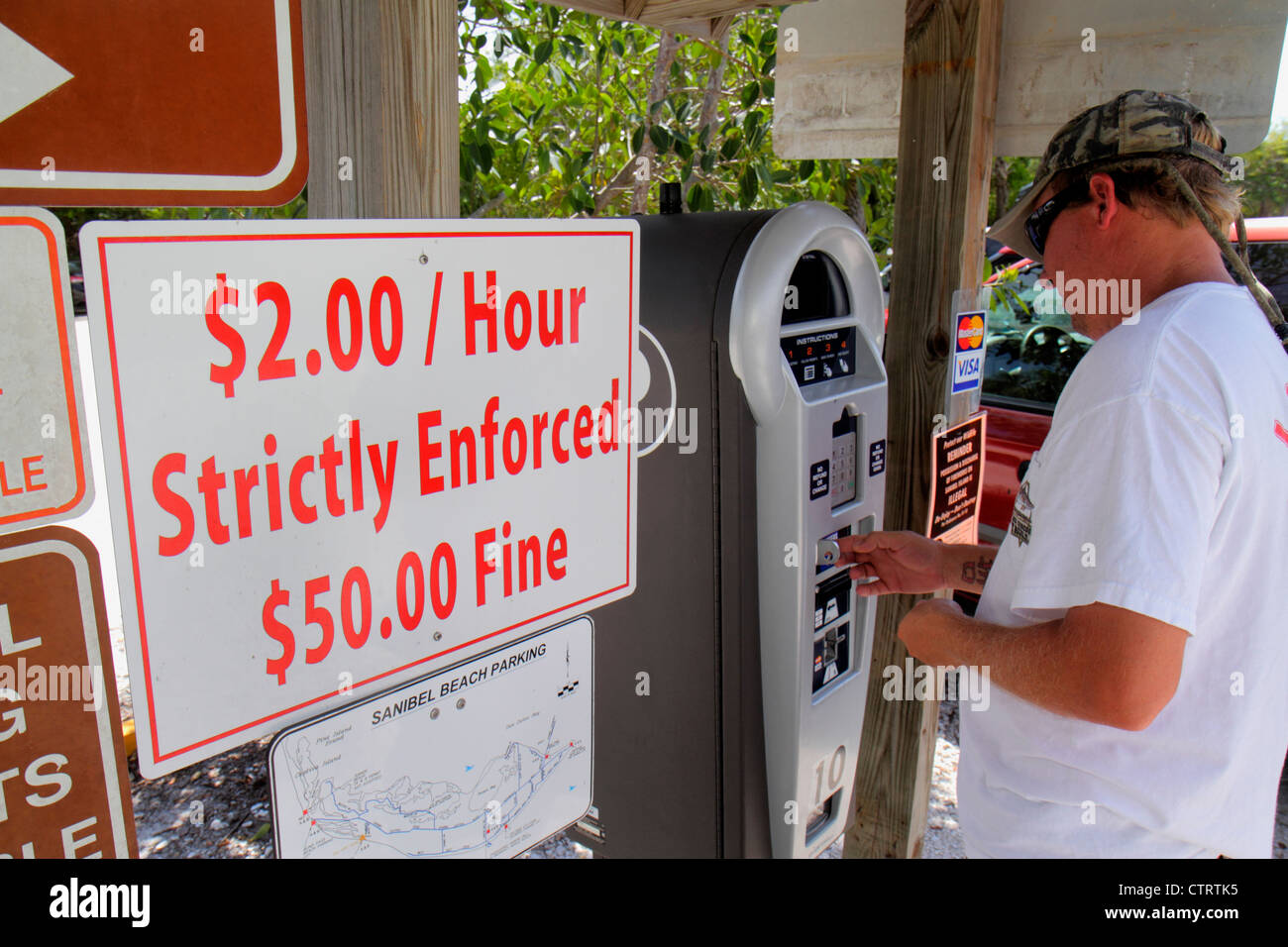 Sanibel Island Florida, Bowman's Beach, gebührenpflichtiger Parkplatz, Schild, Logo, strikt durchgesetzt, Mann Männer männliche Erwachsene Erwachsene, Ticketautomat, Besucher reisen t Stockfoto