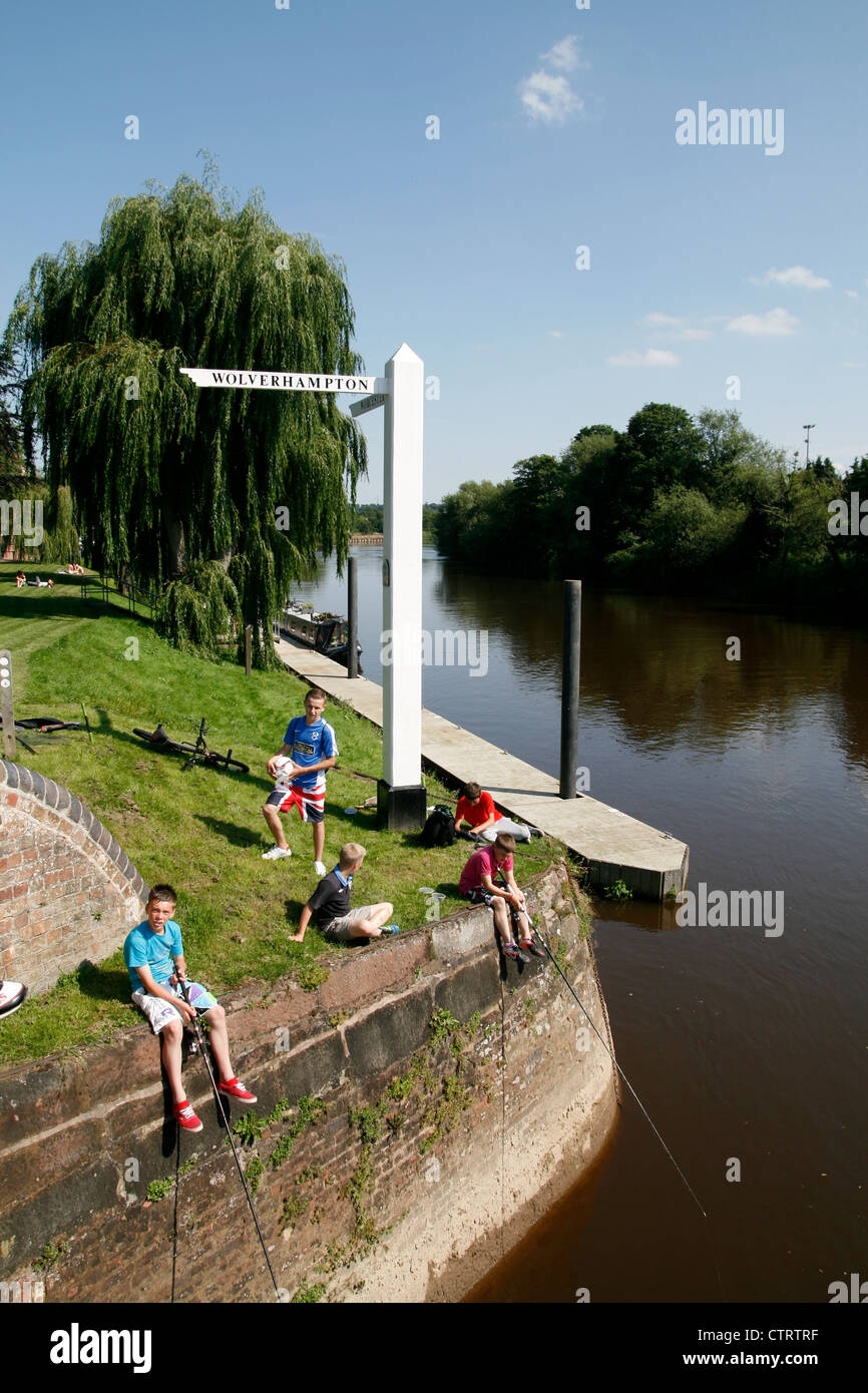 Jungen Fischen Fluss Severn Stourport auf Severn Worcestershire England UK Stockfoto