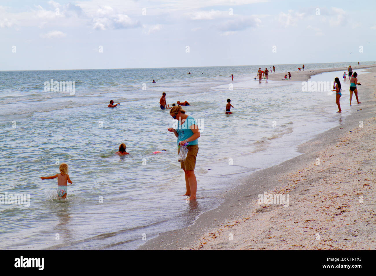 Sanibel Island Florida, Bowman's Beach, Golf von Mexiko Küste, Erwachsene Erwachsene Frau Frauen weibliche Dame, Muscheljagd, Schwimmer, Sandbank, Untiefen, Besucher reisen t Stockfoto