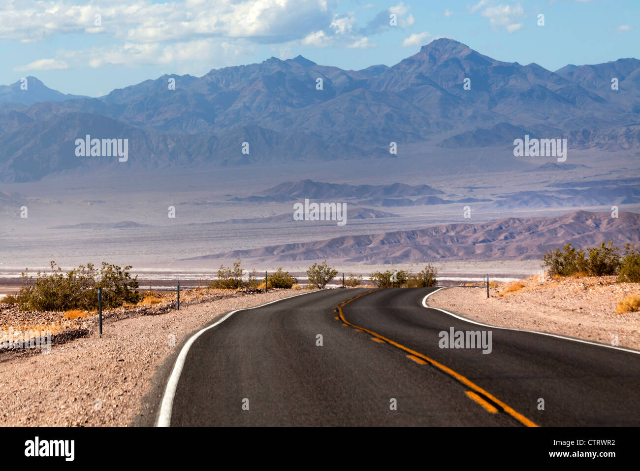 Autobahn in Death Valley, Kalifornien Stockfoto