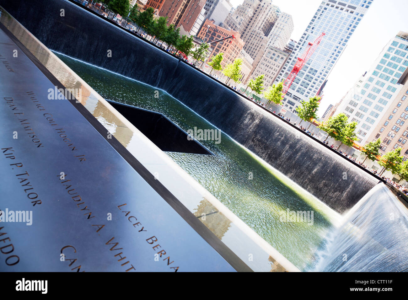 Ground Zero New York Memorial Wasserfall mit Namen eingeschrieben Runde, die der äußere Rand, wo trauernde versammeln, um Zahlen, zu 9/11 respektiert Stockfoto