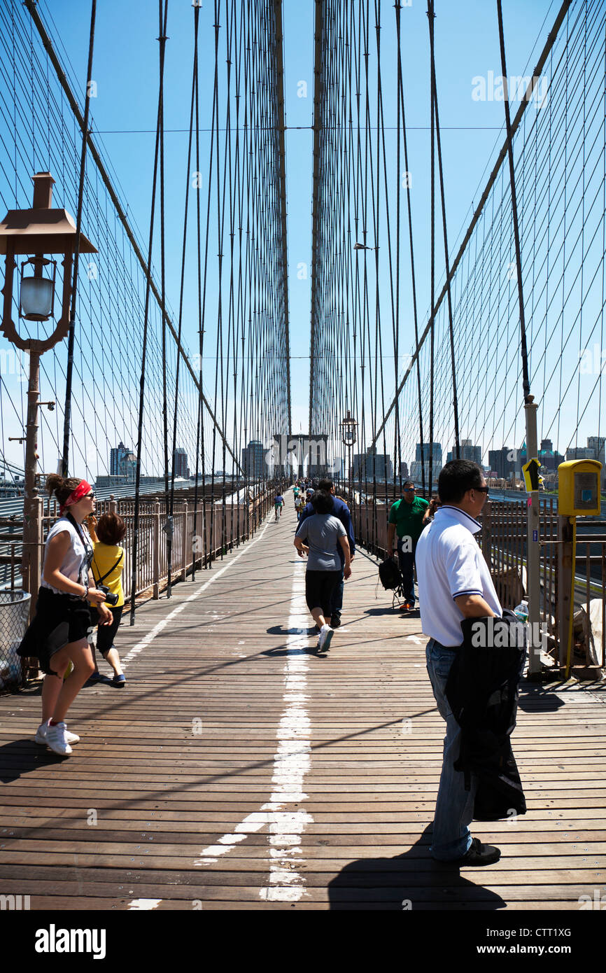 New York City Brooklyn Bridge nach Brooklyn, Manhattan verbindet dieses ikonische Bauen in den Tag Zeit, blauer Himmel, New York City, Brooklyn Bridge, New York Stockfoto