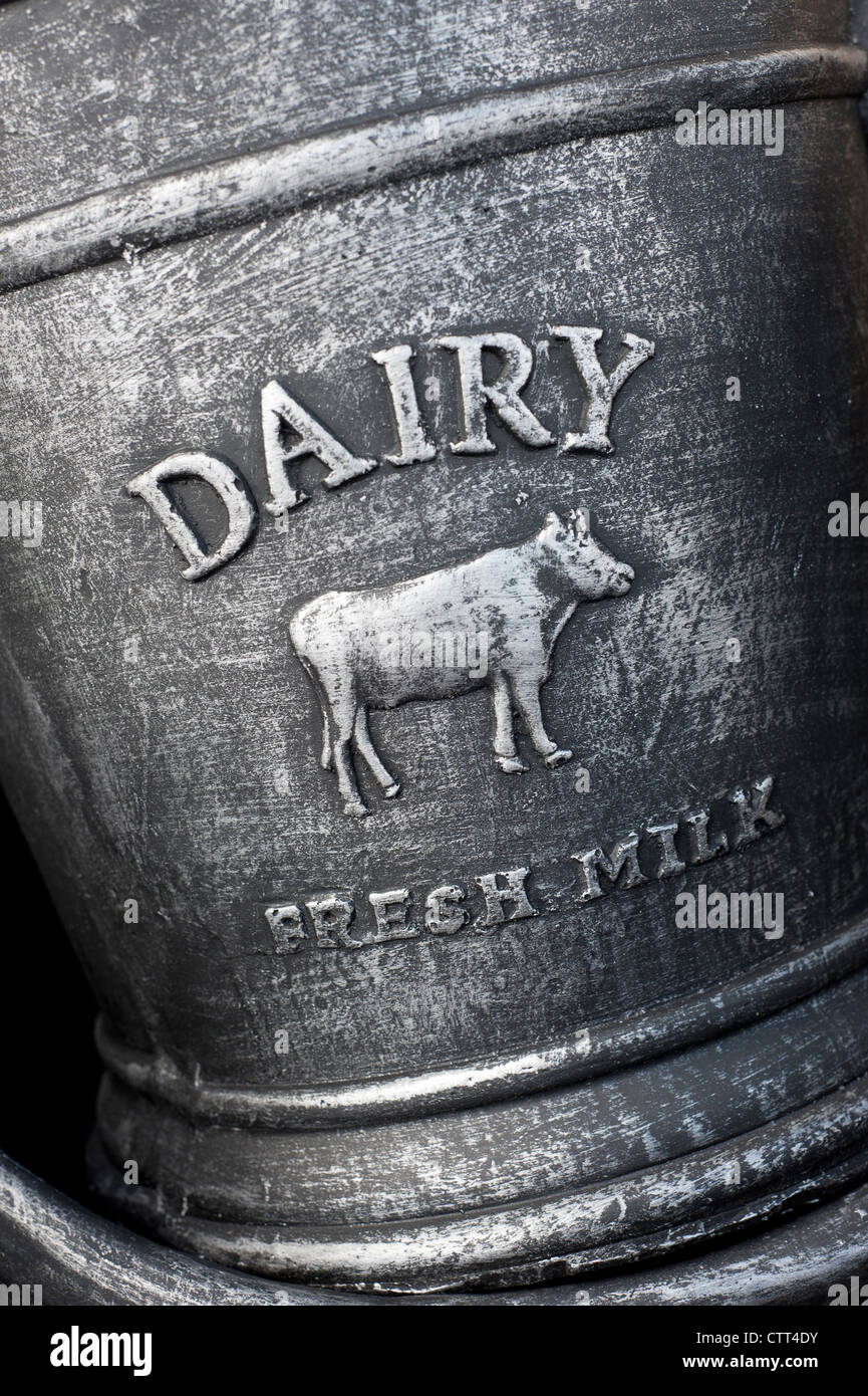 Detail einer Milchkanne mit den Worten DAIRY FRESH MILK auf ihr eingeprägten hautnah. Stockfoto