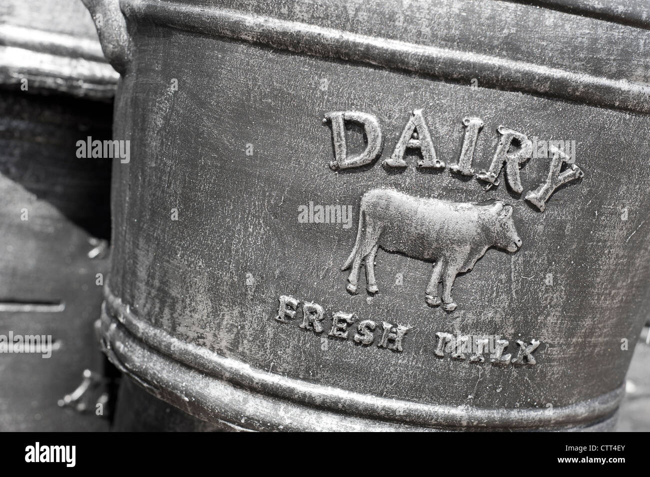 Detail einer Milchkanne mit den Worten DAIRY FRESH MILK auf ihr eingeprägten hautnah. Stockfoto