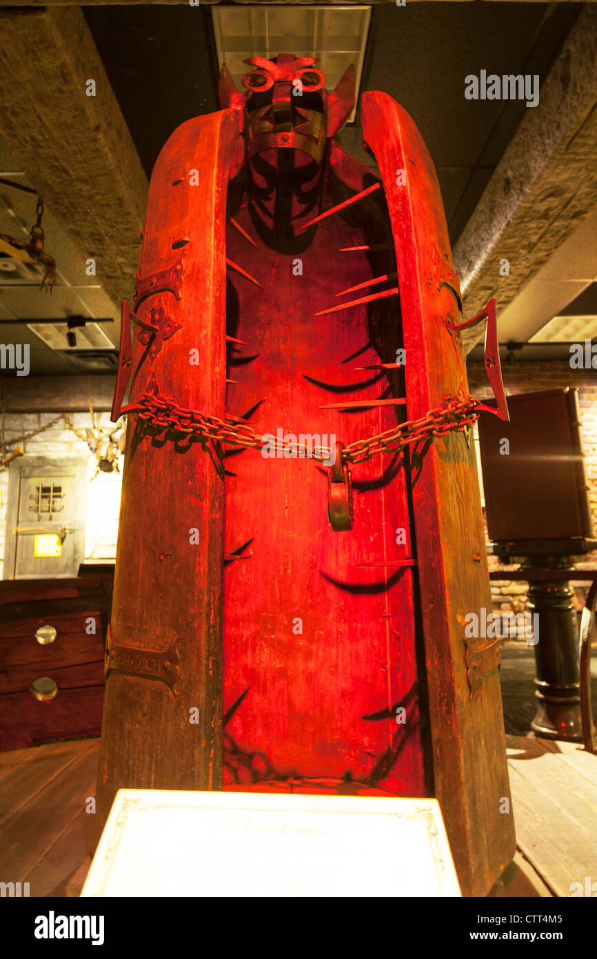 Iron Maiden mittelalterliche Folter Ausrüstungen für Geständnisse Sarg mit spikes Stockfoto