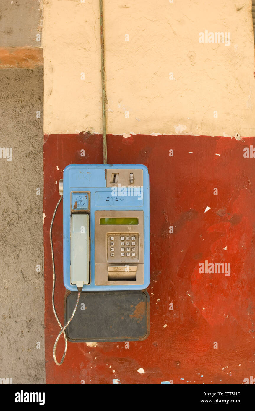 Öffentliches Telefon an der Wand vor einer Bäckerei auf der Calle de Infantin, Havanna, Kuba Stockfoto