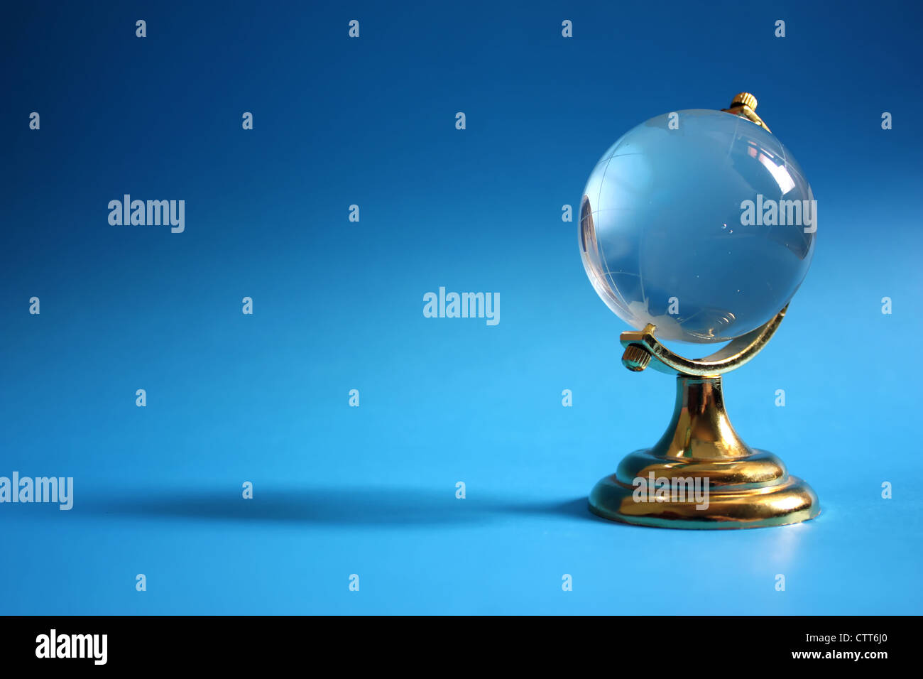 Retro-Globus mit textfreiraum auf farbigem Hintergrund isoliert Stockfoto