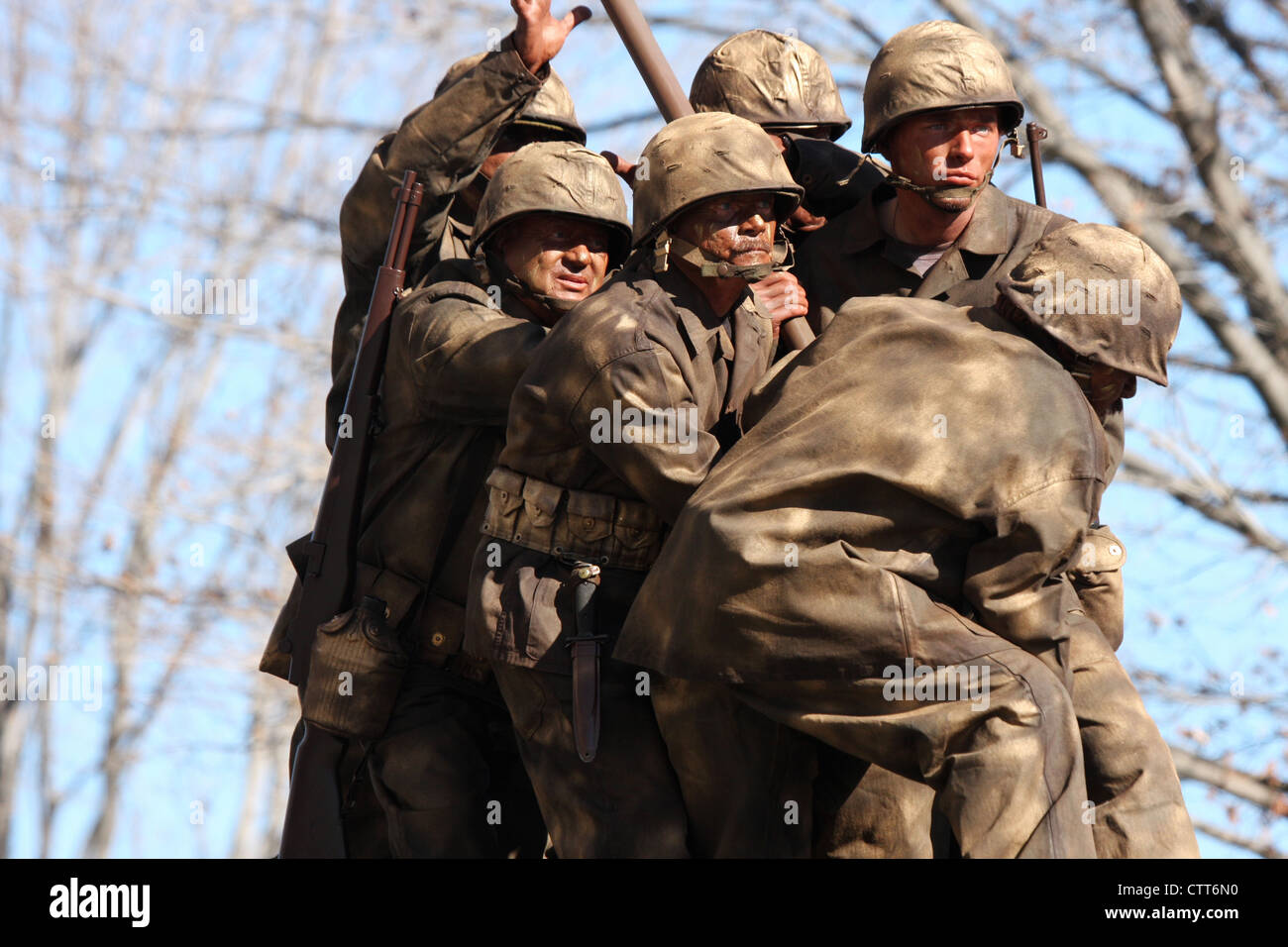 Eine lebende Statue schweben an der Wisconsin Milwaukee Veterans Day Parade von der Anhebung der Flagge auf Iwo Jima WWII Stockfoto