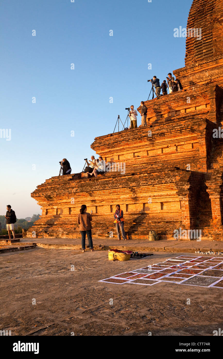 Myanmar, Burma. Bagan. Fotografen auf Tempel-Plattformen für den Sonnenaufgang am Morgen. Stockfoto