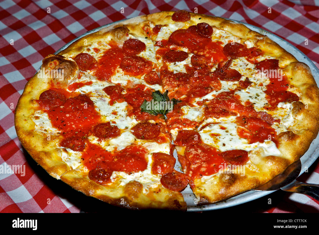 Peperoni-Pizza pan im Grimaldi Restaurant Old Town Scottsdale AZ Stockfoto