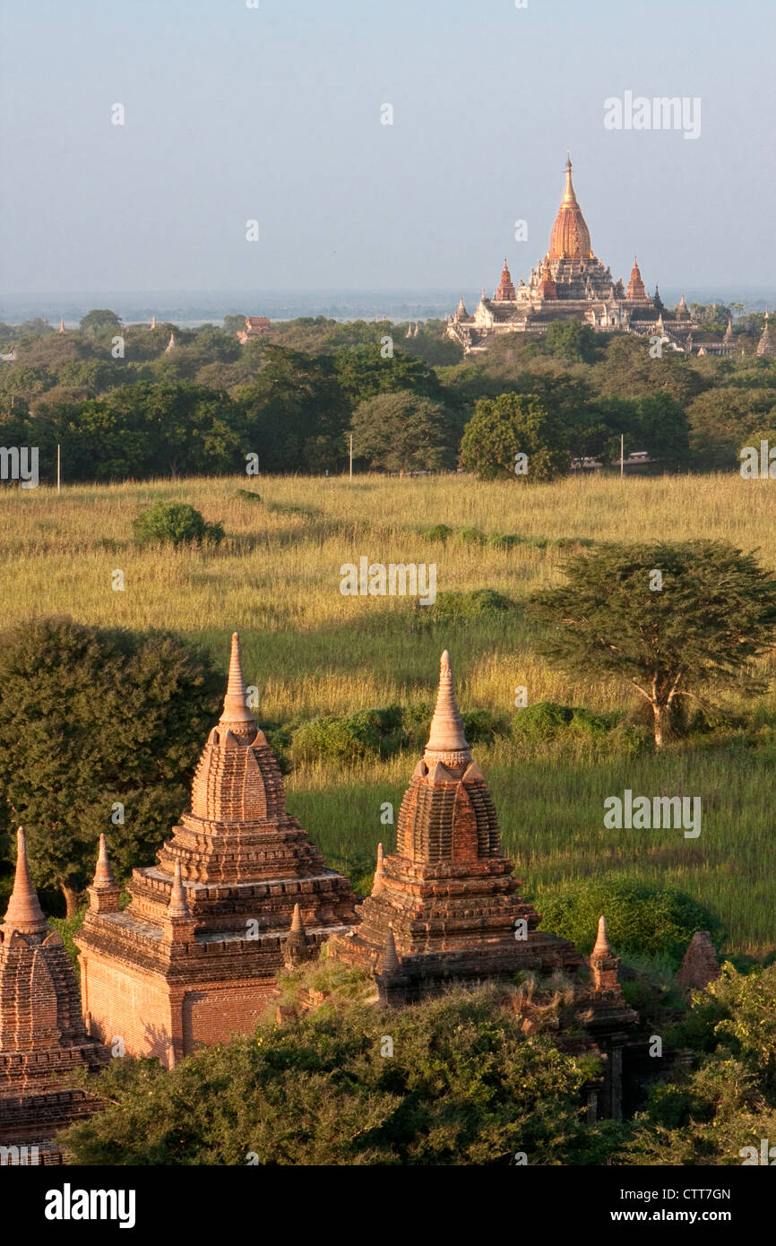 Myanmar, Burma, Bagan. Ananda-Tempel im Hintergrund. Stockfoto