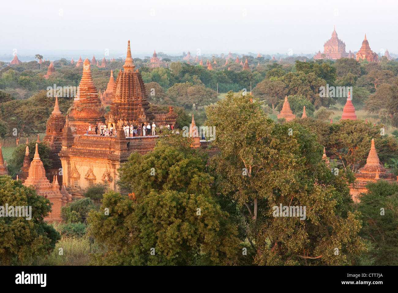 Myanmar, Burma, Bagan. Touristen, die den Sonnenaufgang von einem Tempel-Plattform. Stockfoto