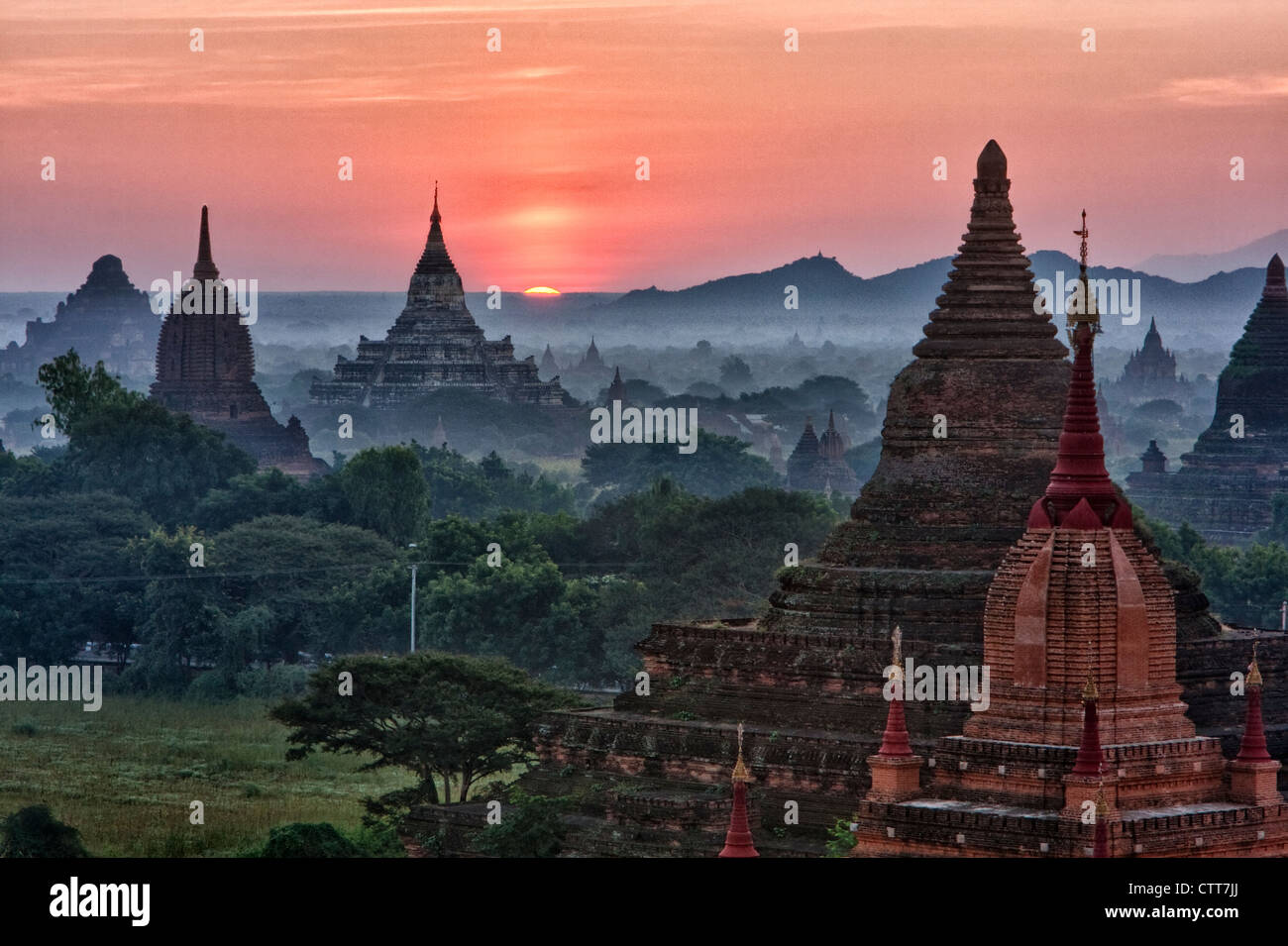 Myanmar, Burma, Bagan. Tempel bei Sonnenaufgang. Stockfoto