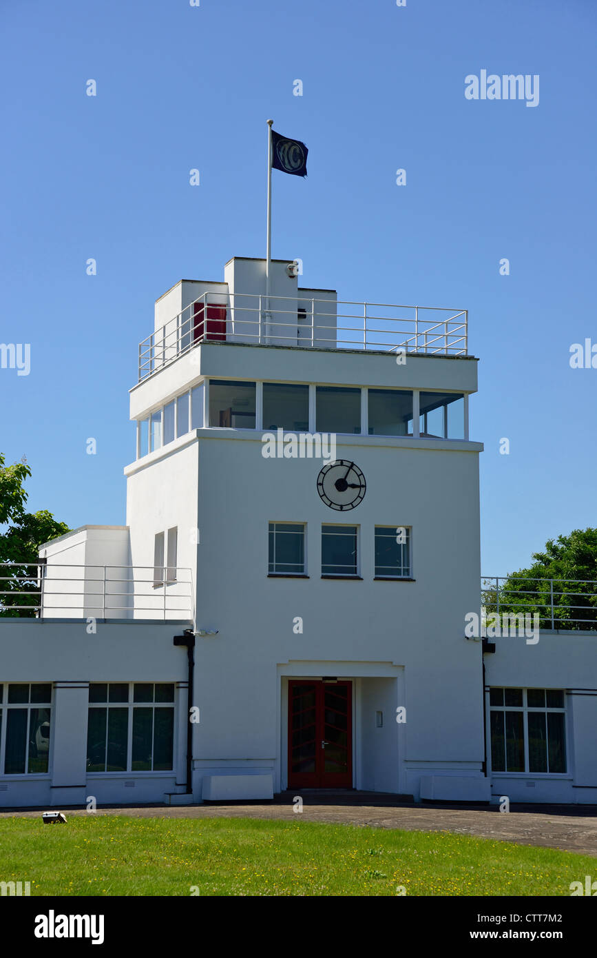 Ehemalige, Art-deco-Flugplatz Kontrolle Tower (jetzt Büros), Brooklands, Weybridge, Surrey, England, Vereinigtes Königreich Stockfoto
