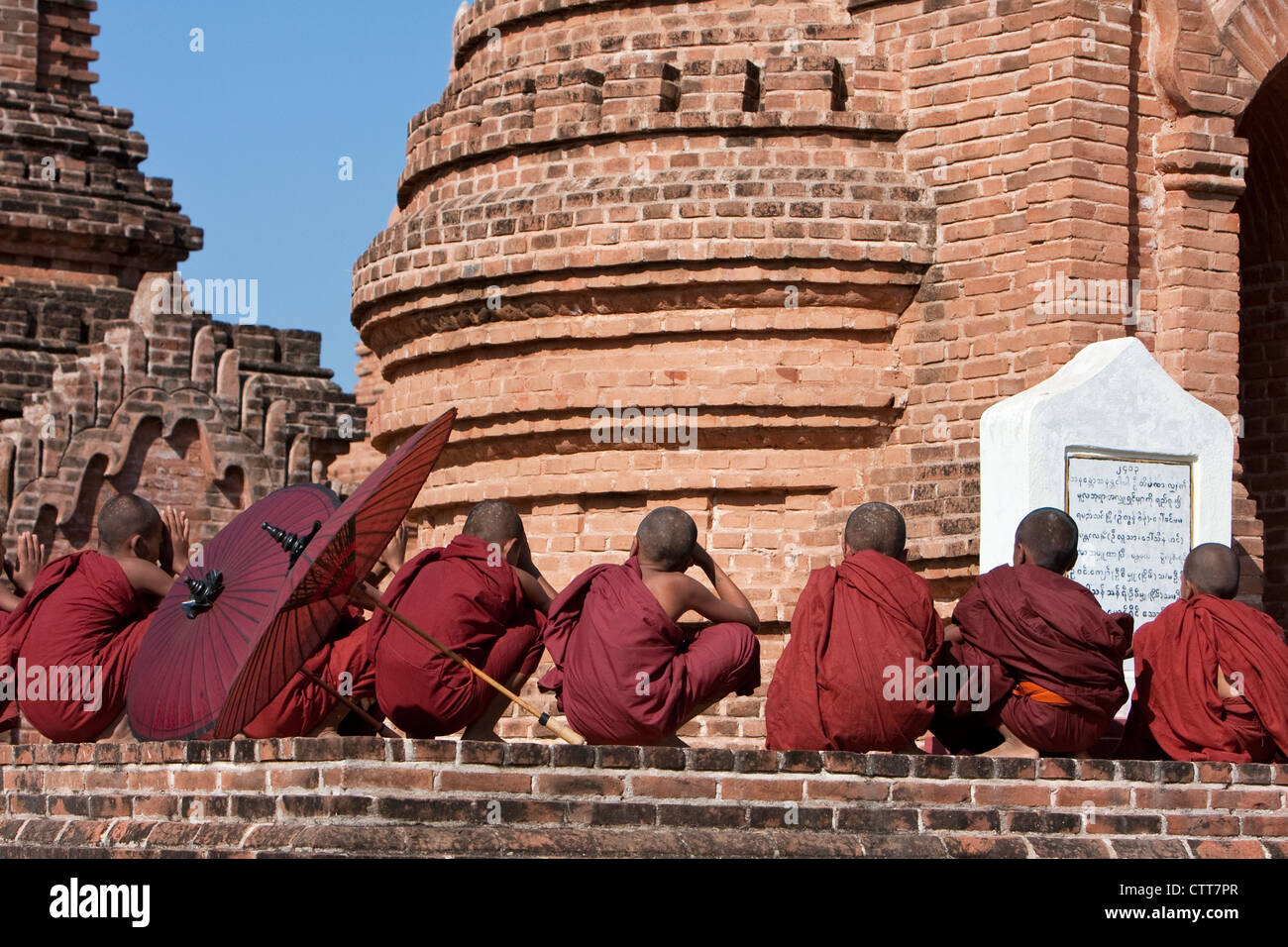 Myanmar, Burma. Bagan. Junge Anfänger Mönche warten draußen Tempel. Stockfoto