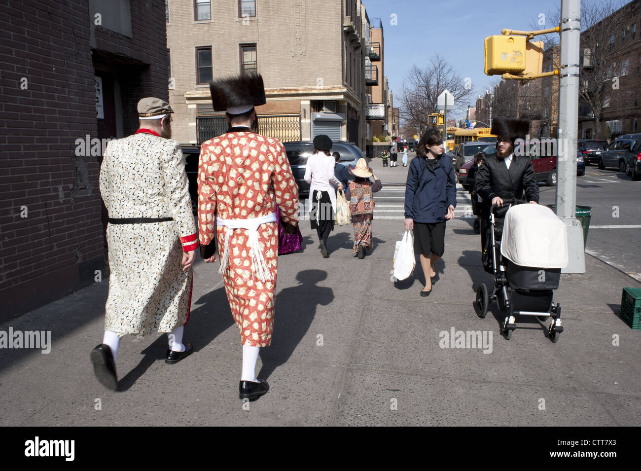 Religiöse Juden feiern das Fest des Purim im Abschnitt Borough Park von Brooklyn, NY. Stockfoto