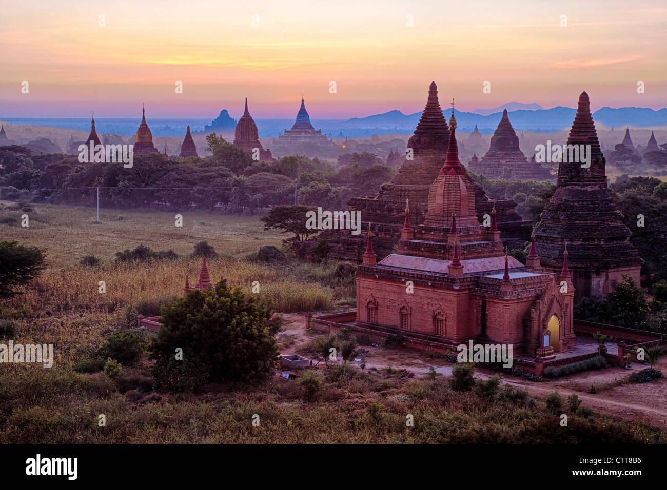 Myanmar, Burma, Bagan. Tempel in den frühen Morgenstunden. Stockfoto