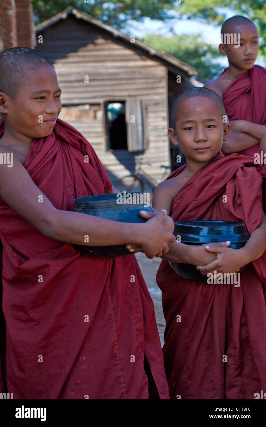 Myanmar, Burma. Bagan. Junge Anfänger Mönche halten ihre Schalen betteln. Stockfoto