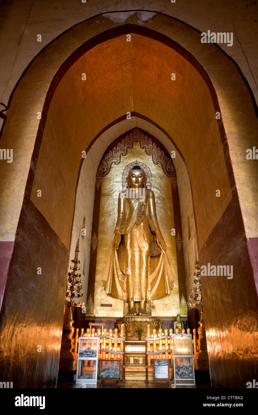 Myanmar, Burma. Bagan. Buddha-Statue, Ananda Tempel, Teak in Blattgold bedeckt. Stockfoto