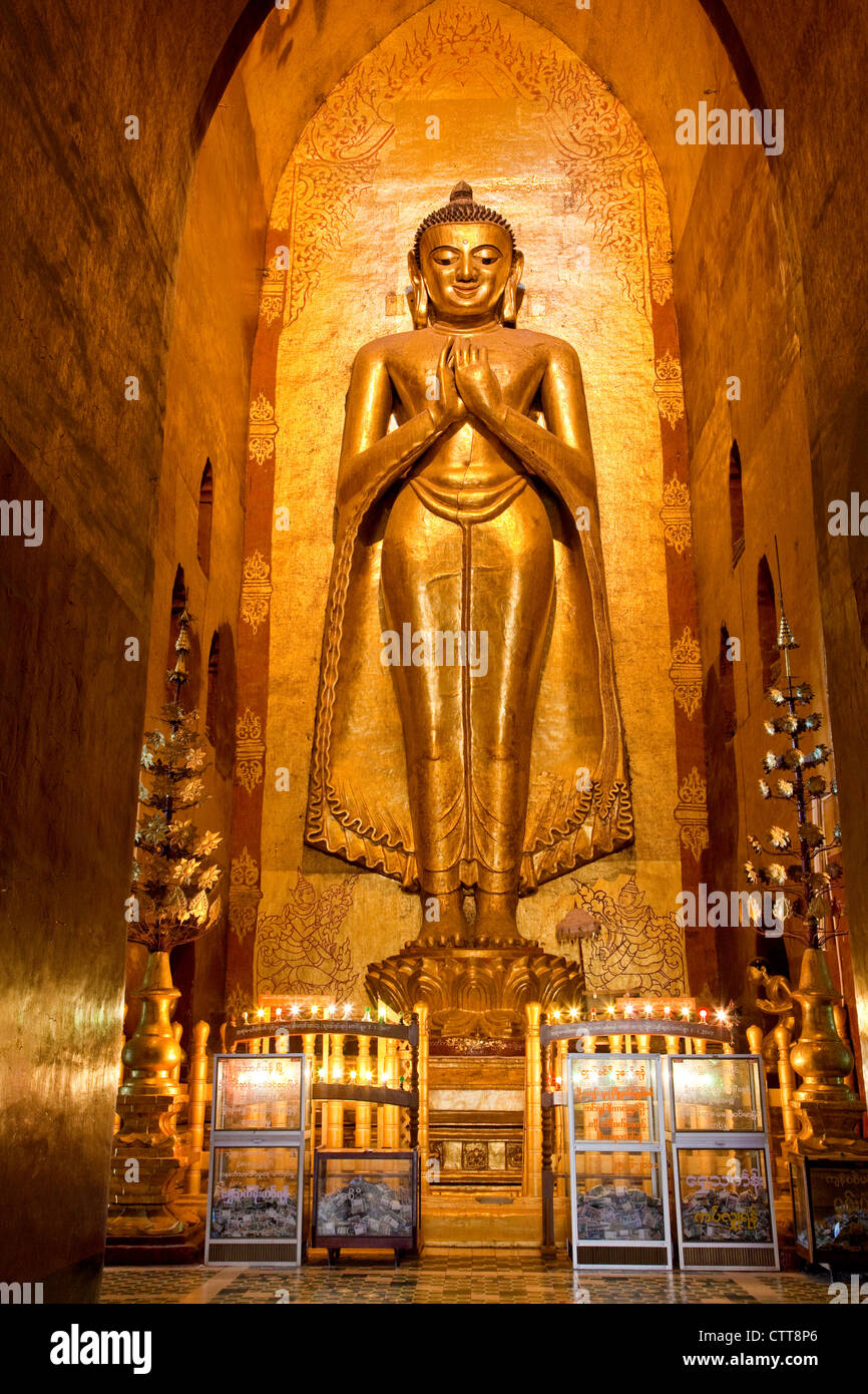 Myanmar, Burma. Bagan. Buddha-Statue, Ananda Tempel, Teak in Blattgold bedeckt. Stockfoto