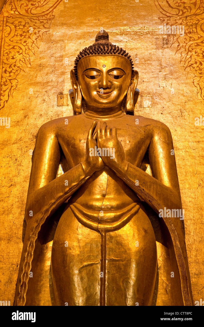 Myanmar, Burma. Bagan. Buddha-Statue, Ananda Tempel, Teak in Blattgold bedeckt. Stockfoto