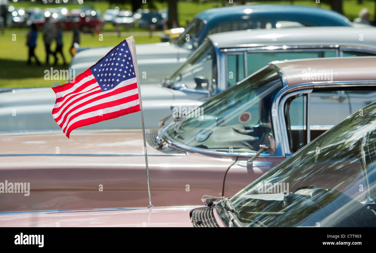 Amerikanische Flagge aus einem alten Classic American Auto. Englisch American Car Show Stockfoto