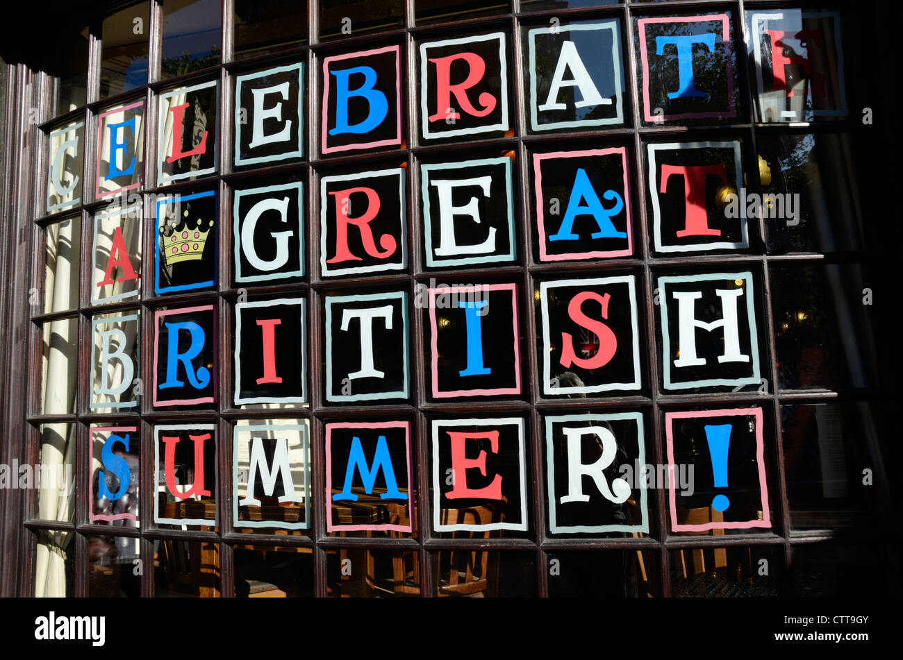 "Einen schönen britischen Sommer feiern" geschrieben in einem Pub Fenster, London, UK Stockfoto