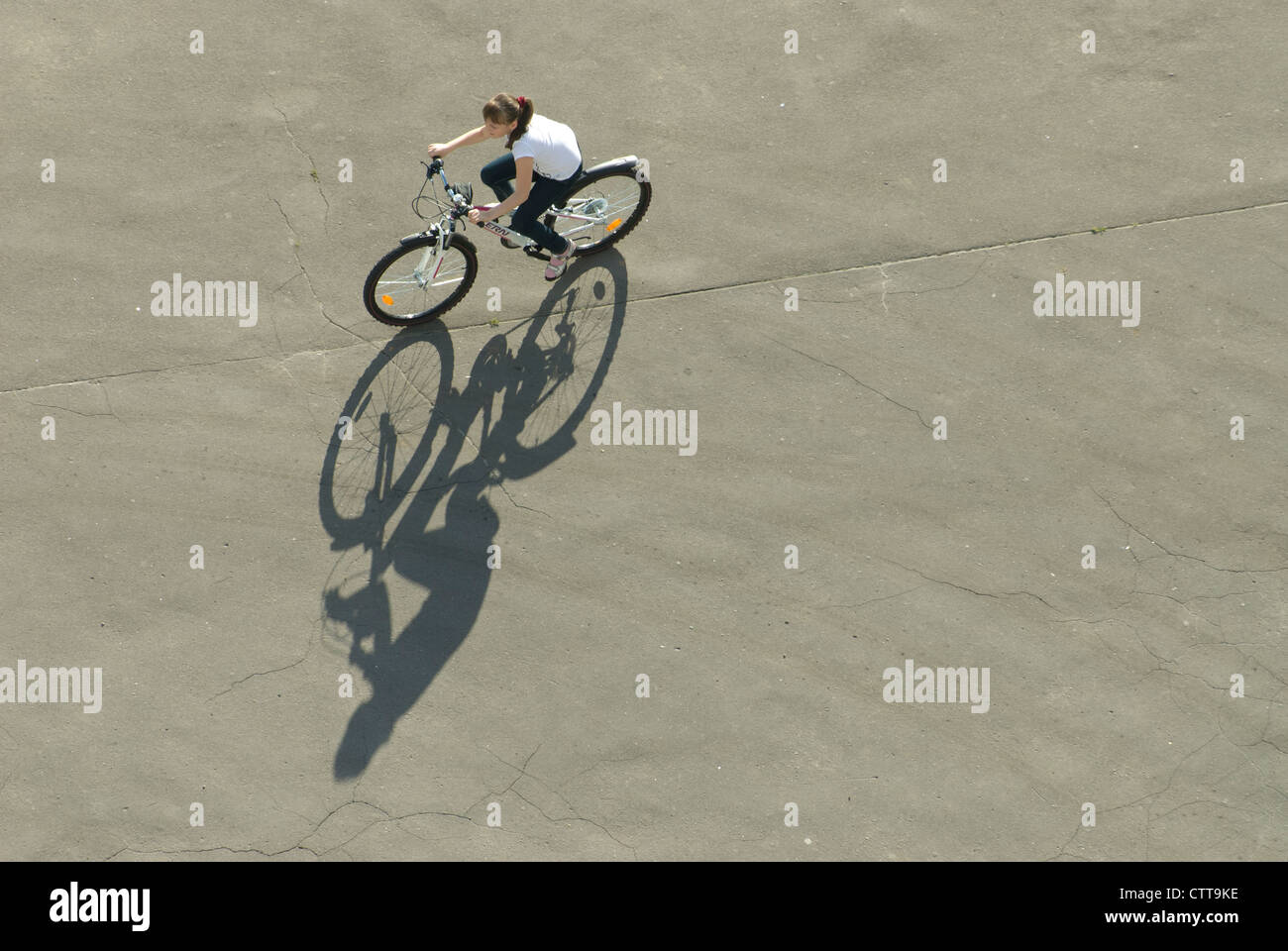 Mädchen auf dem Fahrrad Stockfoto