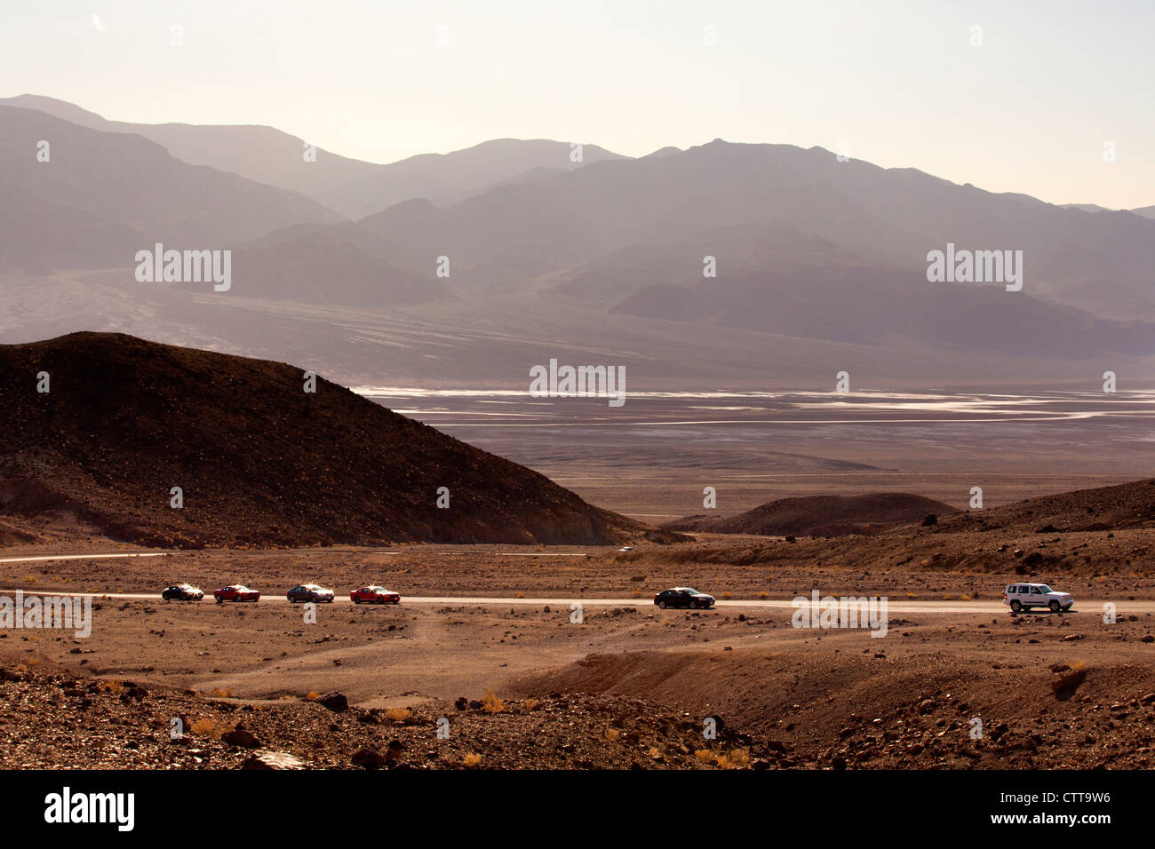 Autos parken an einem Aussichtspunkt im Death Valley, Kalifornien Stockfoto