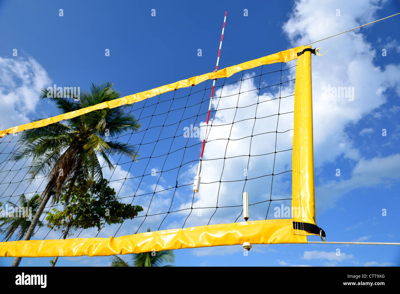 Das Netz der Beach-Volleyball haben blauen Himmel Hintergrund Stockfoto