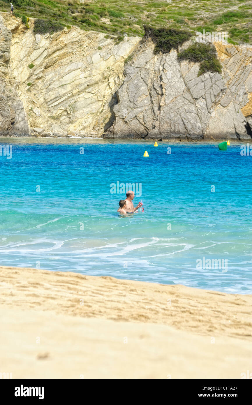 Mann und ein Junge in den See arenal d ' en Castell Menorca Spanien Stockfoto