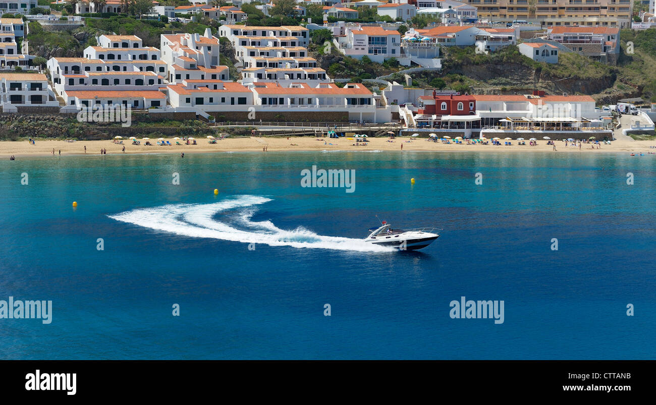 Ein Schnellboot, das Hufeisen Bucht von Arenal d ' en Castell Menorca Balearen Inseln Spanien verlassen Stockfoto