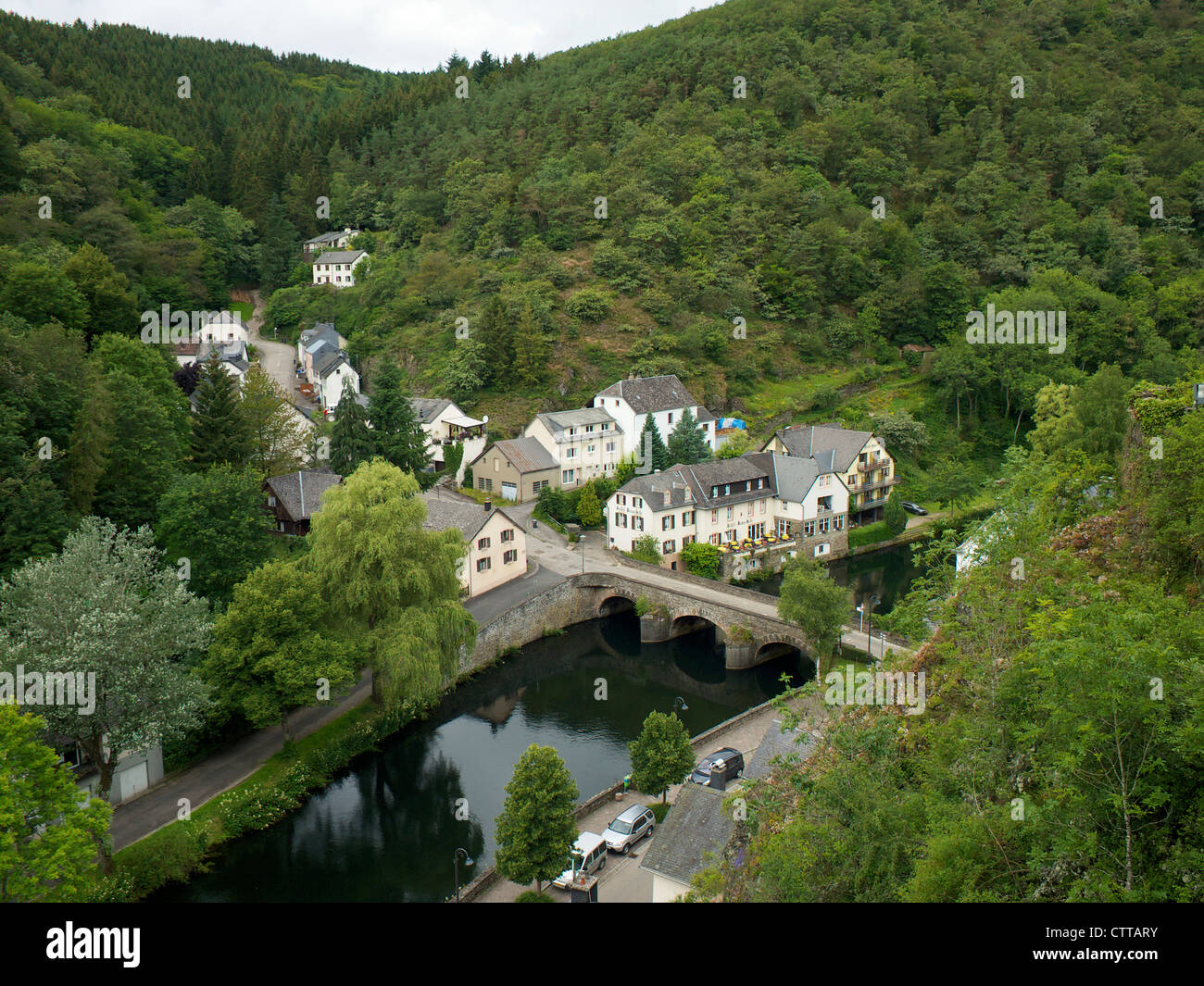Das Hotel liegt am Ufer des Flusses in Esch Sur Sure in Luxemburg Stockfoto