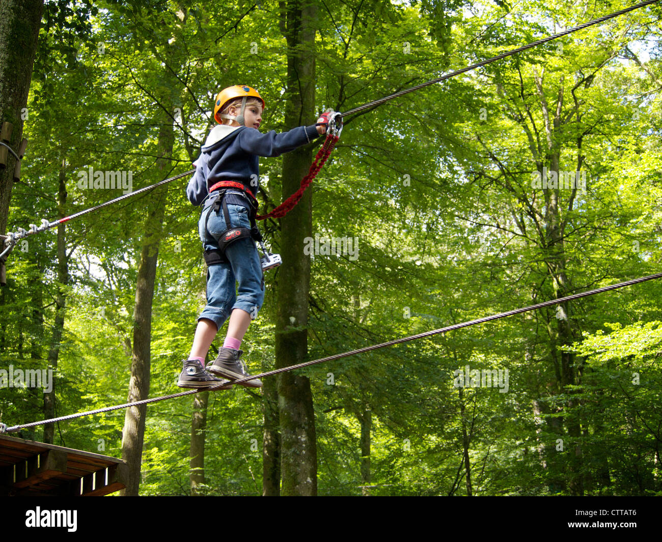 Kleines Mädchen acht Jahre alt, Klettern im Abenteuerpark in Vianden, Luxemburg Stockfoto