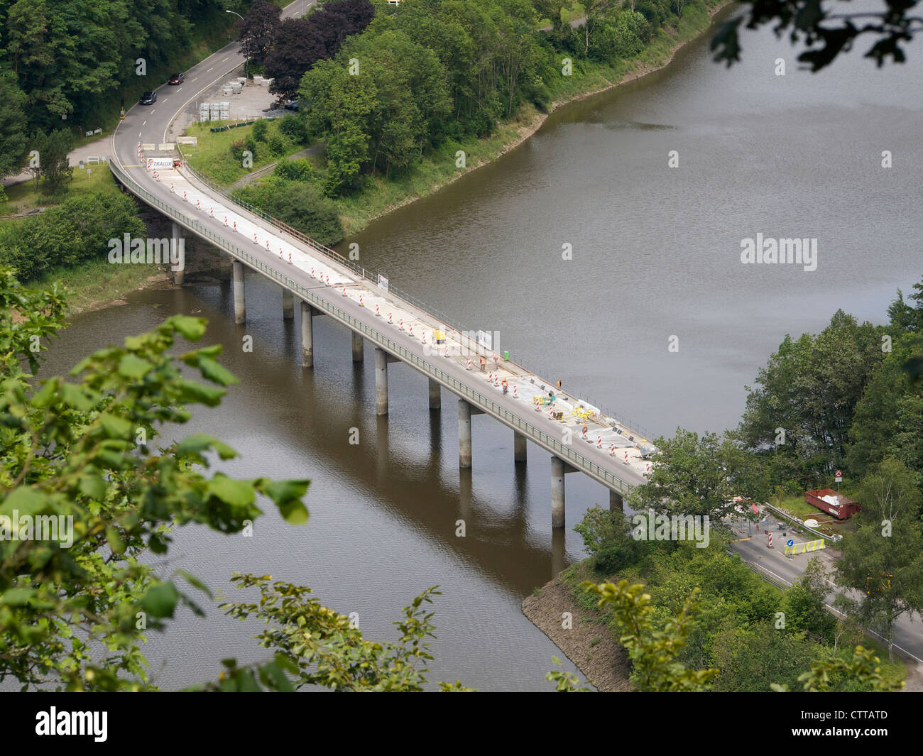 Brücke über die unser Fluss bekommen eine neue Fahrbahn. Vianden, Luxemburg Stockfoto