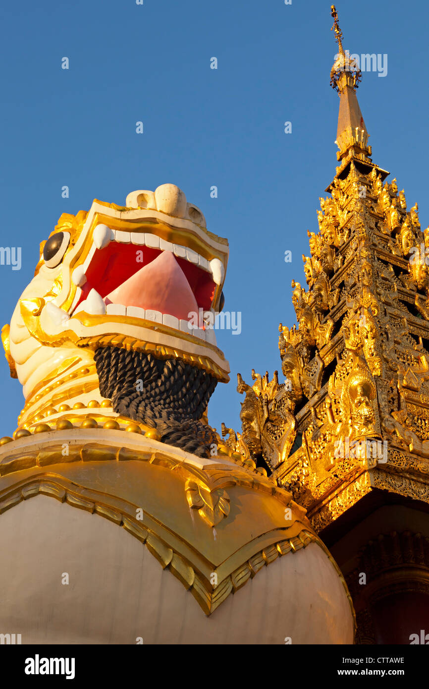 Shwedagon-Pagode Statue und Stuppa, Yangon, Myanmar Stockfoto