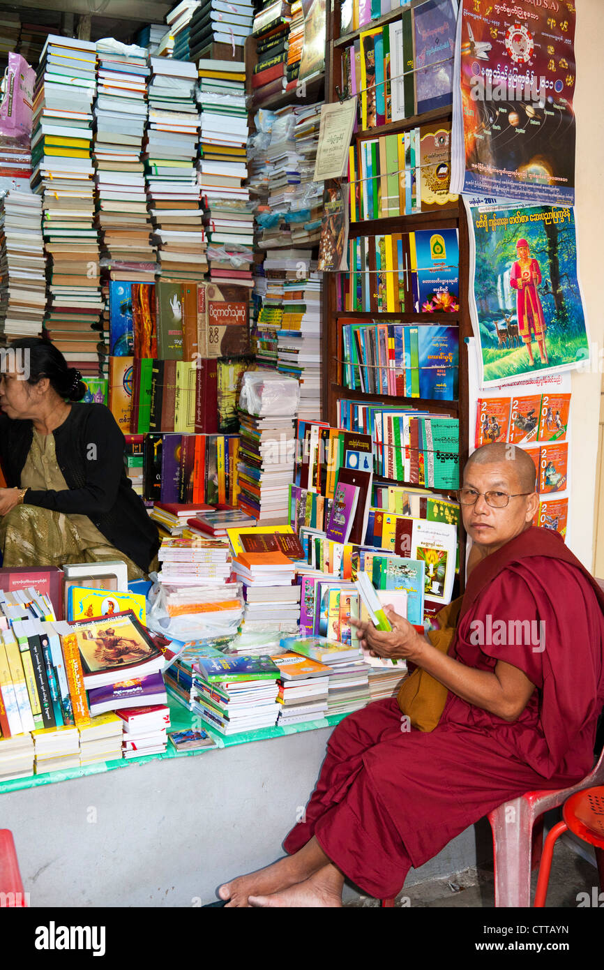 Mönch in Buchhandlung, Yangon, Myanmar Stockfoto