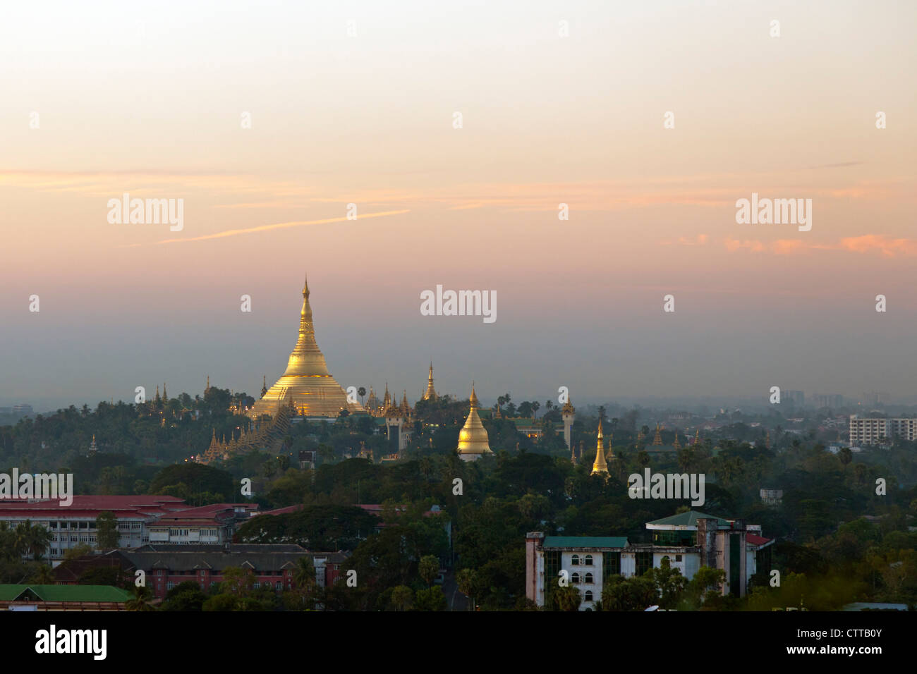 Abendhimmel, Shwedagon-Pagode, Yangon, Myanmar Stockfoto