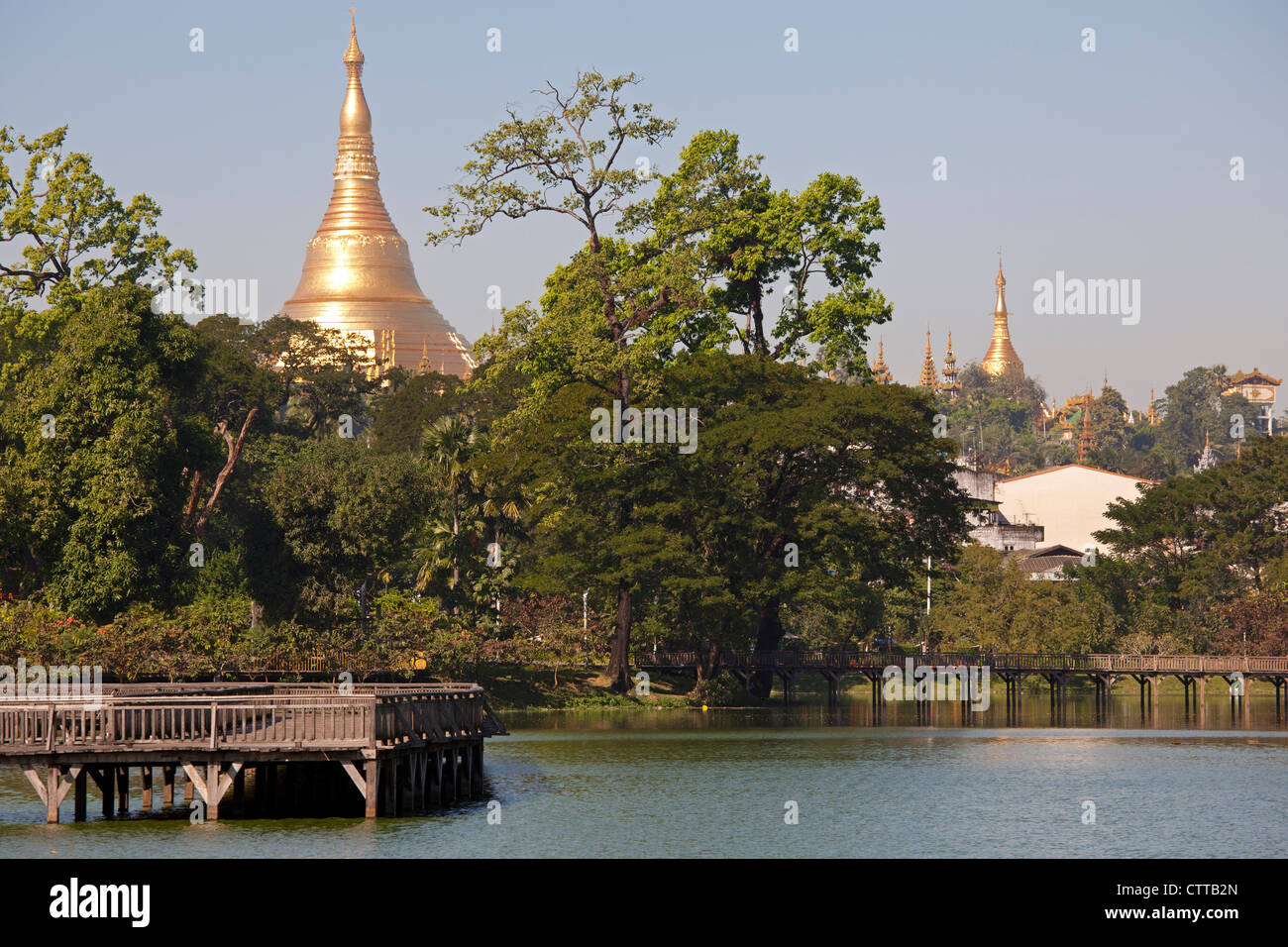 Shwedagon-Pagode und Kandawgyi See, Yangon, Myanmar Stockfoto
