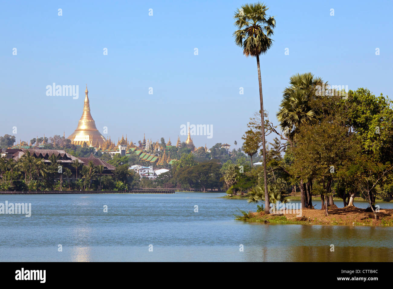 Shwedagon-Pagode und Kandawgyi See, Yangon, Myanmar Stockfoto