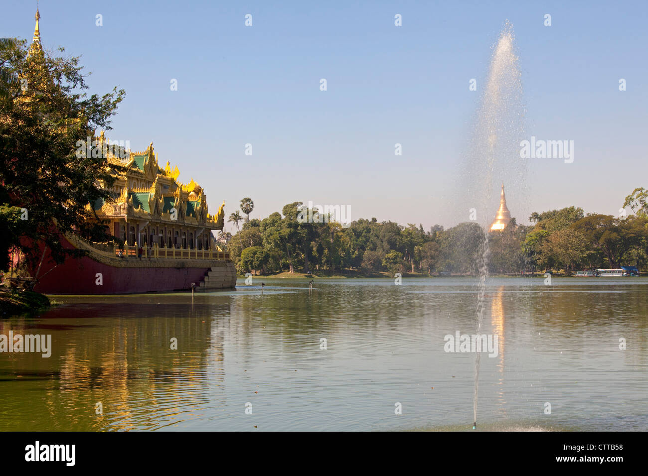 Shwedagon-Pagode und Kandawgyi See, Yangon, Myanmar Stockfoto