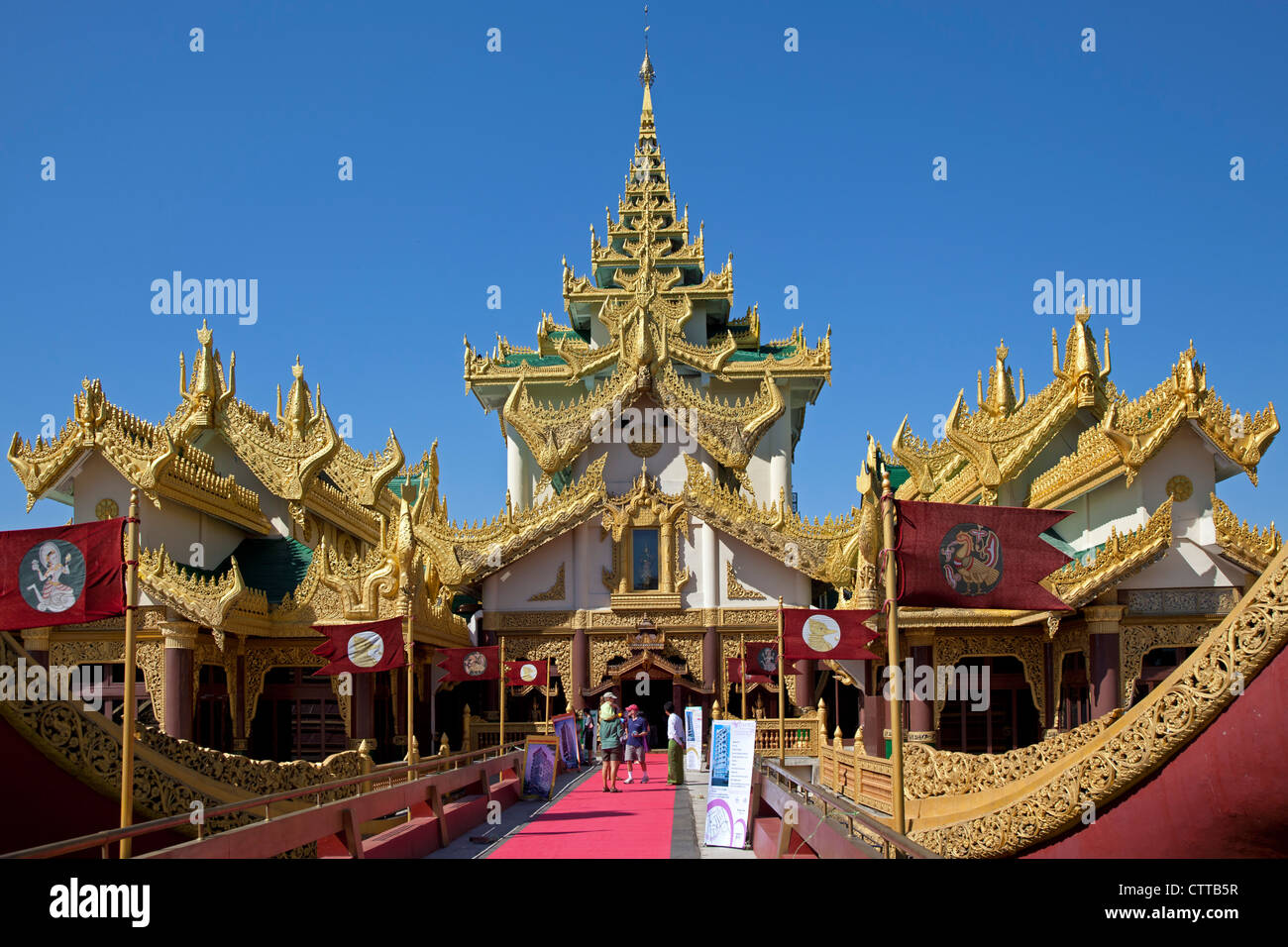 Karaweik Palace Eingang, Kandawgyi See, Yangon, Myanmar Stockfoto