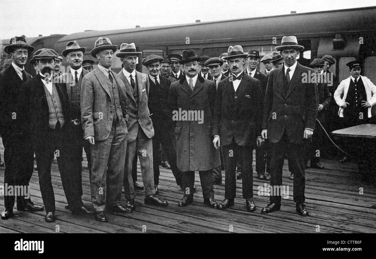 IRISCHE Frieden DELEGATION bei Euston Station 8 Oktober 1921.Arthur Griffith Startreihe in Gläsern mit Mitgliedern des zweiten Dail Eireann Stockfoto