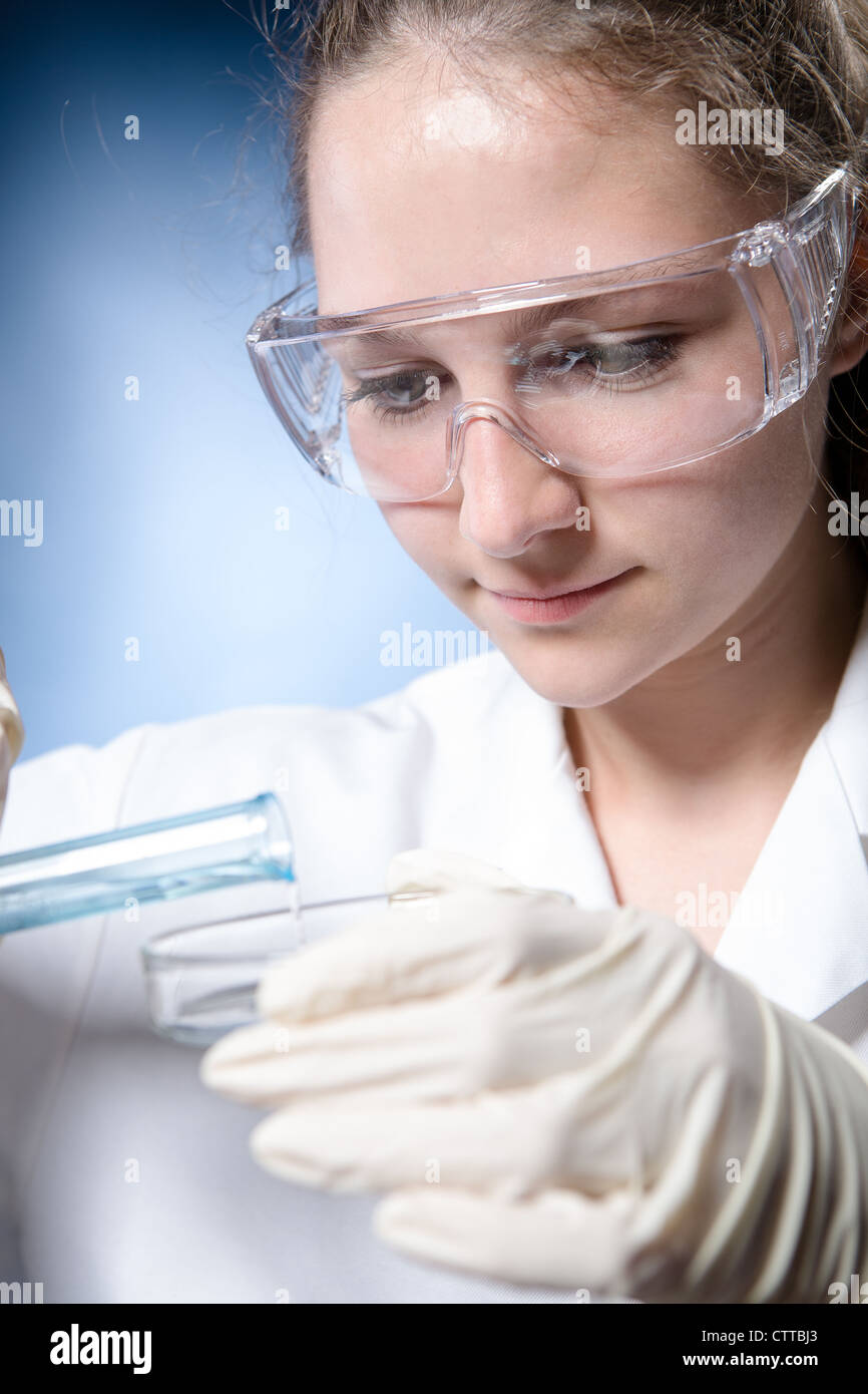 Eine junge Studentin im chemischen Labor Stockfoto