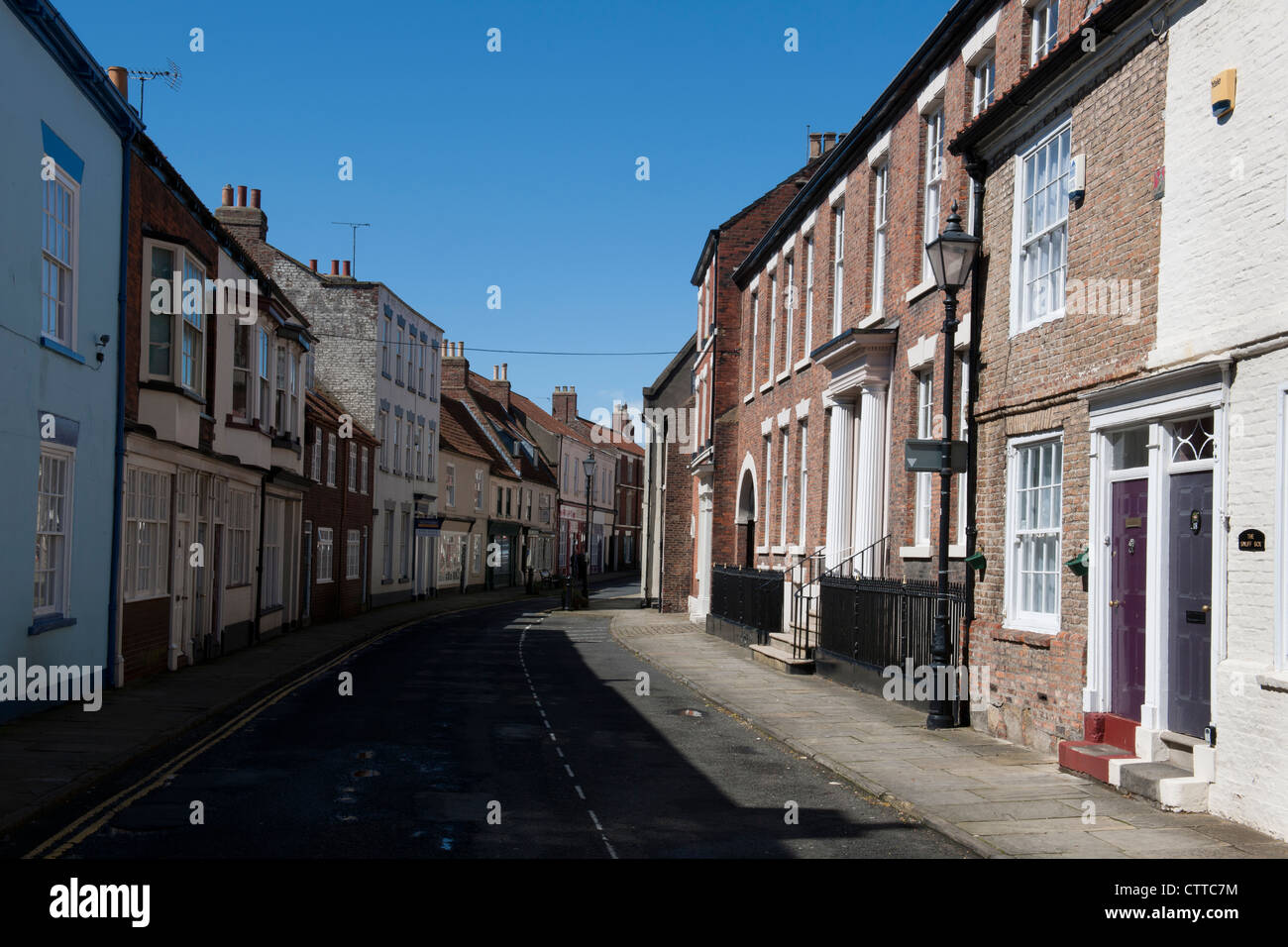 Blick auf High Street, Old Town Bridlington, Bridlington, Yorkshire, England, UK: Blick in Richtung Westgate von Eastgate. Stockfoto